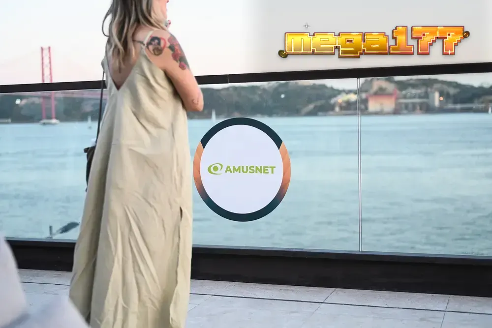 Logo Amusnet dan simbol permainan slot di latar belakang digital